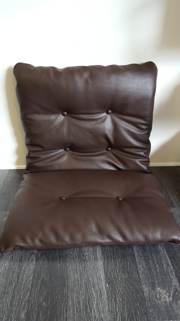 Ompolstring af designer møbler efter billede.